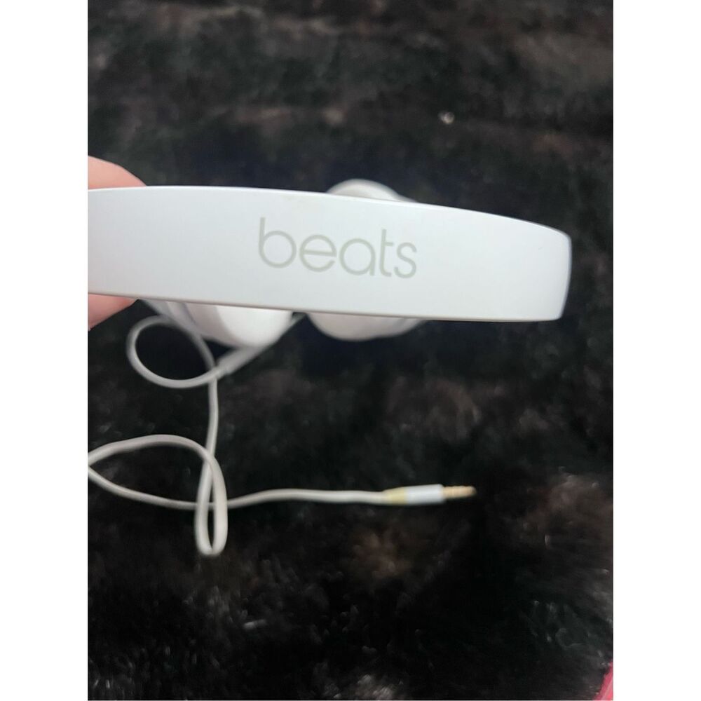 Beats by Dr. Dre EP ML9A2LL/Aโ Headphones - White